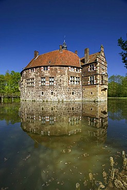 Burg Vischering moated castle, Luedinghausen, Muensterland region, North Rhine-Westphalia, Germany, Europe