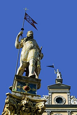 The Roland statue in front of the tavern Zum Roten Ochsen at the Fischmarkt square, Erfurt, Thuringia, Germany, Europe