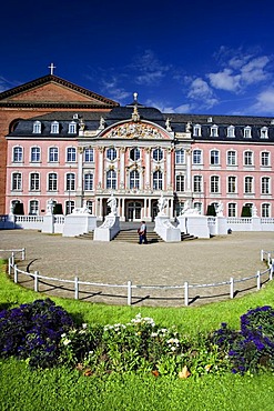 Kurfuerstliches Palais, Palace of Trier, Basilica of Constantine at the back, Trier, Rhineland-Palatinate, Germany, Europe