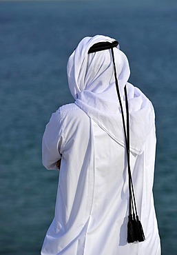 Qatari in traditional clothing with gutra, in front of Khor Al Udeid Beach, Khor El Deid, Inland Sea, desert miracle of Qatar, Emirate of Qatar, Persian Gulf, Middle East, Asia