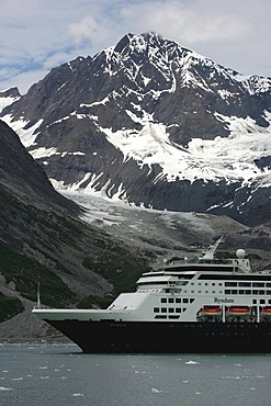 Cruise ship Ryndam of the Holland America Line, in the Tarr Inlet fjord, in Glacier Bay National Park, Alaska, USA