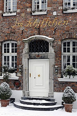 Entrance to the Im Schiffchen restaurant, 3 Michelin stars, historic building, snow, Duesseldorf-Kaiserswerth, North Rhine-Westphalia, Germany, Europe