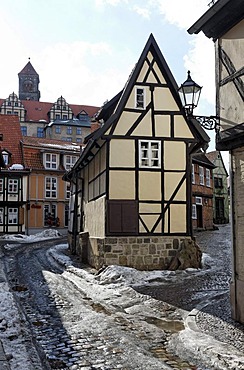 Romantic alley in the historic centre, narrow half-timbered house, winter, Finkenherd, Quedlinburg, Harz, Saxony-Anhalt, Germany, Europe