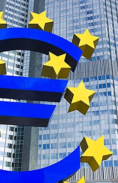 Symbol of the euro currency in front of the European Central Bank, ECB, Eurotower, Frankfurt am Main, Hesse, Germany, Europe