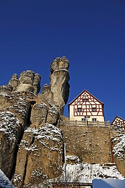 Fraenkische-Schweiz-Museum regional museum in the Judenhof, 18th century, with a cliff and blue skies, Tuechersfeld 30-39, cliff village Tuechersfeld, Upper Franconia, Bavaria, Germany, Europe