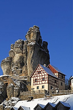 Fraenkische-Schweiz-Museum regional museum in the Judenhof, 18th century, in front of a snowy cliff and blue skies, Tuechersfeld 30-39, cliff village Tuechersfeld, Upper Franconia, Bavaria, Germany, Europe