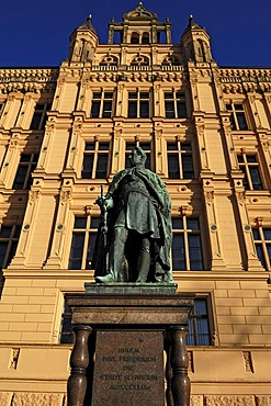 Statue of Grand Duke Paul Friedrich, 1800-1842, in front of Schwerin Castle, Schloss Schwerin, Lennestrasse 1, Schwerin, Mecklenburg-Western Pomerania, Germany, Europe