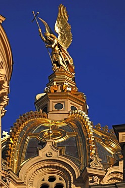 Detail view of the Golden Dome of Schwerin Castle, Schloss Schwerin, built from 1845 to 1857 in the style of romantic historicism, blue sky, Lennestrasse 1, Schwerin, Mecklenburg-Western Pomerania, Germany, Europe