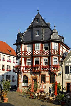 Bar cafe terrace, half-timbered houses in the back, on the market square, Grosser Markt, Heppenheim an der Bergstrasse, Hesse, Germany, Europe