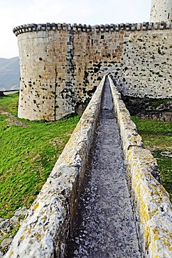 Aqueduct in front of the castle and fortress Krak des Chevaliers, Qal'at al-&6;i&9;n, UNESCO World Heritage Site, built by crusaders, Syria, Middle East, Asia