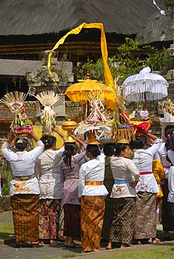 Bali Hinduism, believers, women, dressed in festive clothes carrying offerings on their heads, Pura Ulun Danu Bratan Temple, Bratan Lake, Bedugul, Bali, Indonesia, Southeast Asia, Asia