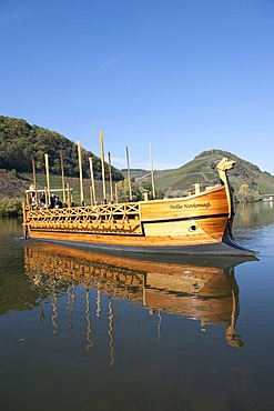 The Stella Noviomagi, replica of a Roman wine ship with tourists on the Moselle river, Neumagen-Dhron, Rhineland-Palatinate, Germany, Europe