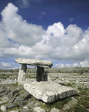 Poulnabrone dolmen, Burren, County Clare, Ireland, Europe