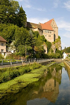 Burg Wiesentfels castle towering over Wiesenttal on a 40m high cliff, Hollfeld, Little Switzerland region, Franconia, Bavaria, Germany, Europe