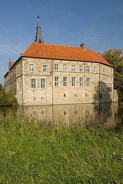 Wasserburg Vischering moated castle in Luedinghausen, Muensterland region, North Rhine-Westphalia, Germany, Europe