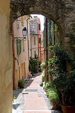 Alley in the historic centre, Menton, Cote d'Azur, Provence, France, Europe