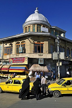 Women in a black chador, central square Meidan-e Emam, Imam Khomeini, Hamadan, Hamedan, Iran, Persia, Asia