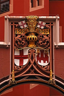 Crest above the archway at the guest house "Haus zur Rose" 1516, Freiburg, Germany, Europe