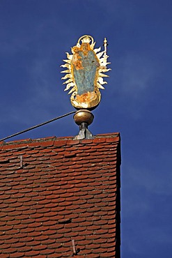 Holy Mary with child figure on a roof, Karolinenstrasse, Bamberg, Upper Franconia, Bavaria, Germany, Europe