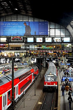 Train, traffic at the platform, central railway station, Hanseatic city of Hamburg, Germany, Europe