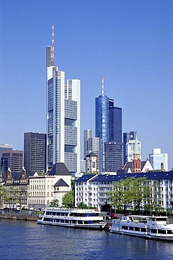 Boats and houses on the Main River, Mainkai, skyline of the financial district in the back, Frankfurt am Main, Hesse, Germany, Europe