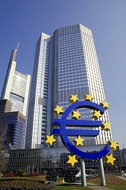 Euro currency symbol, European Central Bank in the back, ECB, Eurotower ECB, Frankfurt am Main, Hesse, Germany, europe