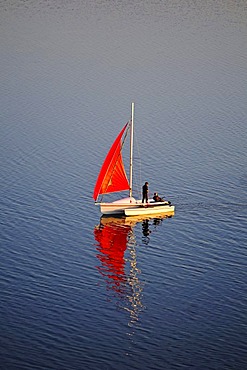 Sailboat, red sail on the Baltic Sea, Biosphaerenreservat Suedost-Ruegen Biosphere Reserve, Ruegen island, Mecklenburg-Western Pomerania, Germany, Europe