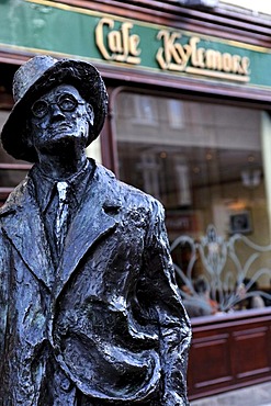 Statue of James Joyce, 1882 - 1941, in front of Cafe Kylemore, Dublin, Ireland, Europe