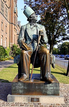 Bronze statue of Hans Christian Andersen in front of city hall, Copenhagen, Zealand, Denmark, Europe