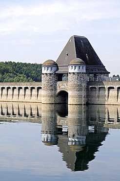 Dam, tower and barrier wall, Moehne Reservoir, North Rhine-Westphalia, Germany, Europe