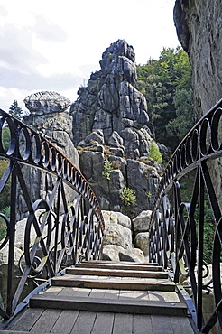 Bridge, Externsteine sandstone rock formation, nature reserve, Horn Bad Meinberg, Teutoburg Forest, Kreis Lippe district, North Rhine-Westphalia, Germany, Europe