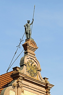 Statue of a Knight holding a lance above an eagle crest, historic building, historic town centre, Herford, Eastern Westphalia, North Rhine-Westphalia, Germany, Europe