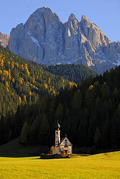 St. Johann church in front of the Odle massif, Ranui, Valle di Funes valley, Dolomites, South Tyrol, Italy, Europe