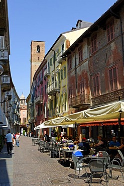 Via Vittorio Emanuele, Alba, Provincia Cuneo, Piemont, Piedmont, Italy, Europe