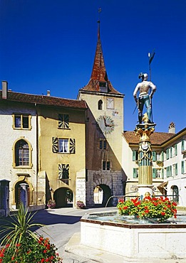 Fahnentraegerbrunnen fountain of the colour sergeant in front of the town gate, Le Landeron on the Bieler See lake, Canton of Neuchatel, Switzerland, Europe