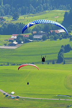 Paragliders beside the Hoernerbahn cable car at Bolsterlang, Hoernerdoerfer, Allgaeu, Bavaria, Germany, Europe