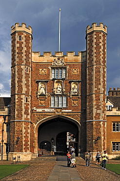 Gate to Trinity College, founded in 1546 by Henry VIII, from the backyard, Trinity Street, Cambridge, Cambridgeshire, England, United Kingdom, Europe