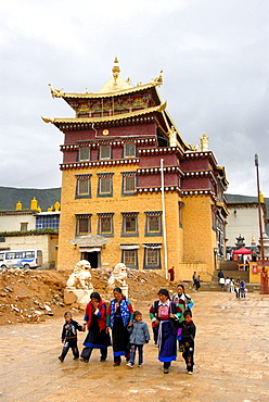 Tibetan Buddhism, Tibetans in front of temple, Monastery Ganden Sumtseling Gompa, Zhongdian, Shangri-La, Yunnan Province, People's Republic of China, Asia