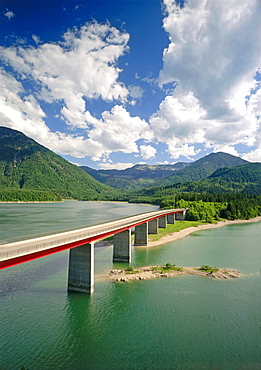 Bridge across the Sylvenstein storage lake in the Isarwinkel in front of the Karwendel mountains, Upper Bavaria, Germany, Europe