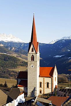 Parish church Saint Lucia, Unterinn in front of Rosengarten and Latemar mountain ranges, Ritten South Tyrol, Italy