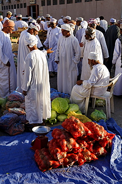 Omani men in traditional dress, vegetable market at Bahla, Hajar al Gharbi Mountains, Al Dakhliyah region, Sultanate of Oman, Arabia, Middle East