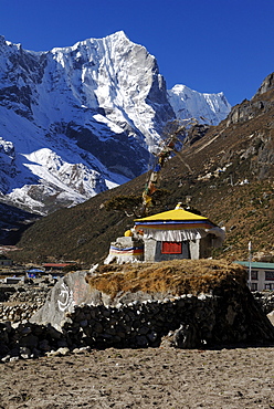 Chorten at Thame Sherpa village, Sagarmatha National Park, UNESCO World Heritage Site, Khumbu, Himalaya, Nepal, Asia