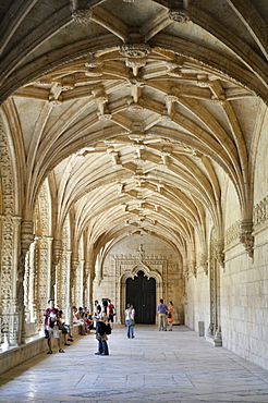 Cloister in the enclosure, Claustro, of the Hieronymites Monastery, Mosteiro dos Jeronimos, UNESCO World Heritage Site, Manueline style, Portuguese late-Gothic, Belem, Lisbon, Portugal, Europe