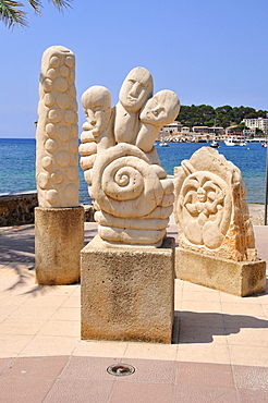 Sculptures on Platja den Repic Beach, Port de Soller, Majorca, Balearic Islands, Spain, Europe