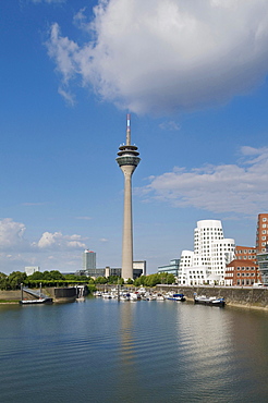 Duesseldorf Harbour, Rheinturm Tower and Neuer Zollhof, "Tanzende Buerobauten" by F. O. Gehry, pleasure crafts at jetty, Dusseldorf, North Rhine-Westphalia, Germany, Europe