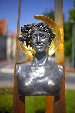 Zeitnadel, time spire, Bust by Theodor Vollmer, work of art on the Amtspforten, office gates round-a-bout in Stadthagen, Lower Saxony, Germany, Europe