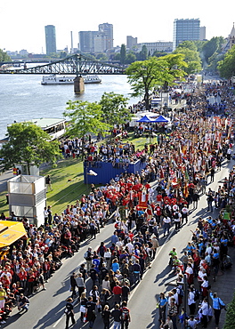 International German Gymnastics Festival 2009 procession, Mainkai, behind Eiserner Steg bridge, West Port, Frankfurt am Main, Hesse, Germany, Europe