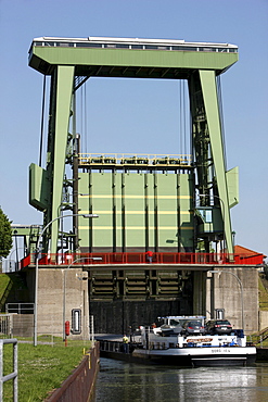 Lock at the Wesel-Datteln-Canal, for inland freight ships, locks near Dorsten, North Rhine-Westphalia, Germany, Europe