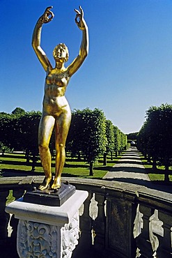 Female statue with raised arms, naked, gold-plated, Garden Theatre, Grosser Garten, Large Garden, Herrenhaeuser Gardens, Hanover, Lower Saxony, Germany, Europe