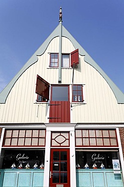 Historic wooden house with a small gallery, beautifully renovated, De Rijp near Alkmaar, Province of North Holland, Netherlands, Europe